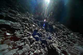 Японські роботи прислали приголомшливі фото з поверхні астероїда