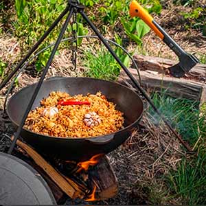 татарский казан из чугуна на треноге