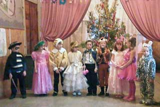 Гребінківська ЗОШ №2: Вистава "У пощуках діда мороза"