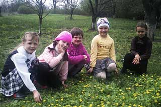 Гребінківська ЗОШ №2: Екскурсія "Квітень барвами вабить очі"