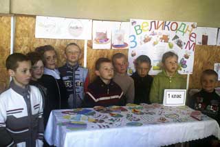 Гребінківська ЗОШ №2: Виставка виробів до Великодніх свят