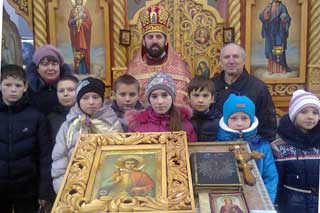 У Гребінці молодь вітала з Воскресінням Господнім літніх людей