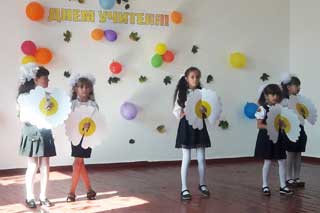 Кулажинська школа: Їм довірено дитинство...