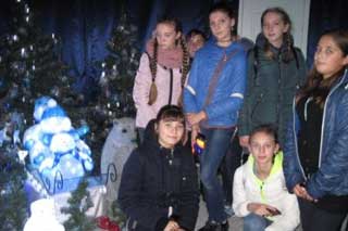 Гребінківська ЗОШ №4: Екскурсія на фабрику ялинкових прикрас