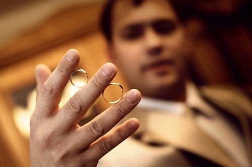 Мужское обручальное кольцо с бриллиантами