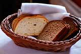 Чорний хліб не можна зберігати разом з білим в жарку погоду