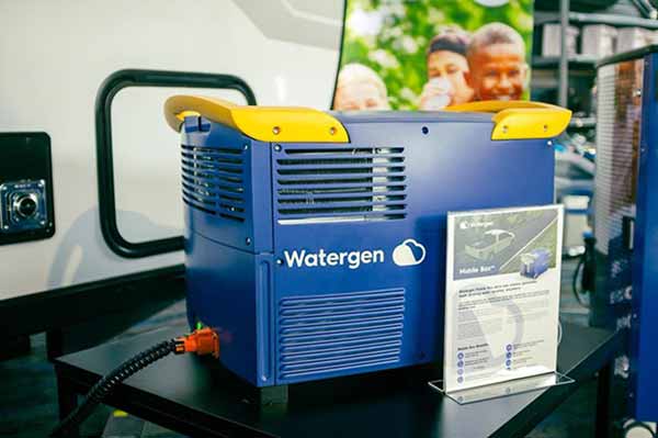 Мобільний генератор H2O здатний витягти 20 літрів питної води з повітря на день