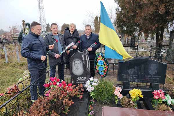 21 листопада вся Україна відзначає День Гідності та Свободи 21 листопада вся Україна відзначає День Гідності та Свободи