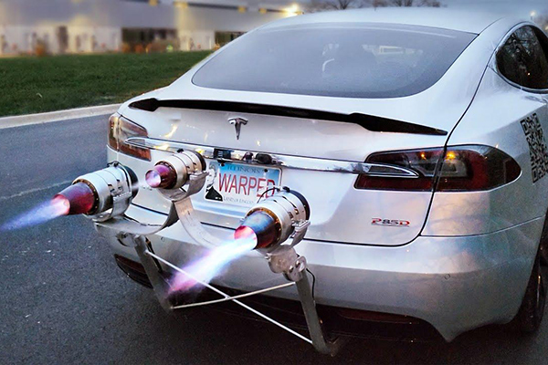  Умілець зробив першу у світі реактивну <b>Tesla</b>, встановивши на електромобіль 3 реактивні двигуни 