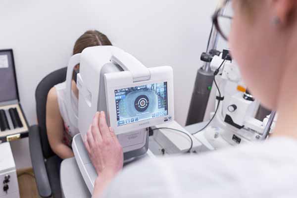 Опытные врачи-офтальмологи клиники ЮВТ проводят всестороннее обследова