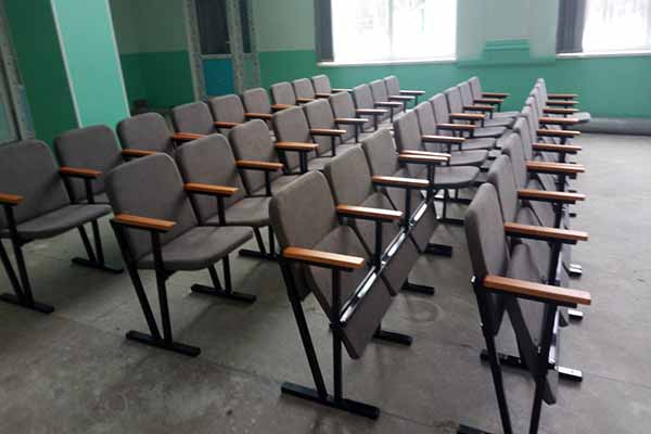 Для глядацької зали Почаївського СБК придбано нові крісла