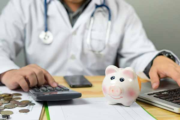 повідомлять про неспроможність платити нову зарплату медикам