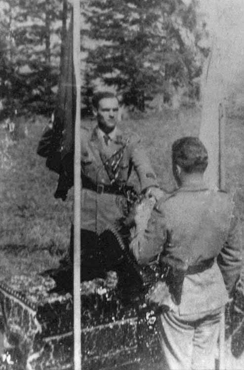 Присягу УПА складає Дмитро Білінчук “Хмара”, приймає Юліан Матвіїв “Не