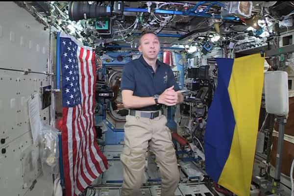 Американський астронавт розгорнув у космосі прапор України