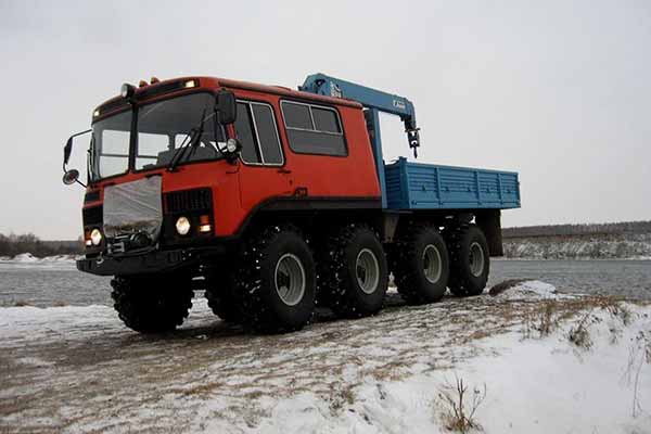 Російські інженери схрестили автомобілі ГАЗ-66 та ПАЗ - вийшов снігоболотохід
