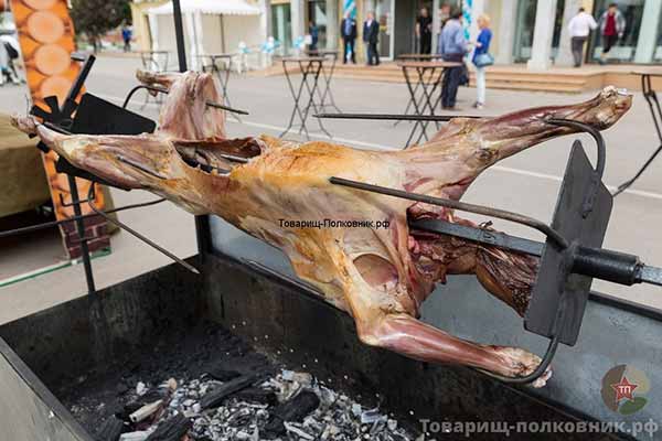Рецепт жареной баранины на вертеле по-гречески