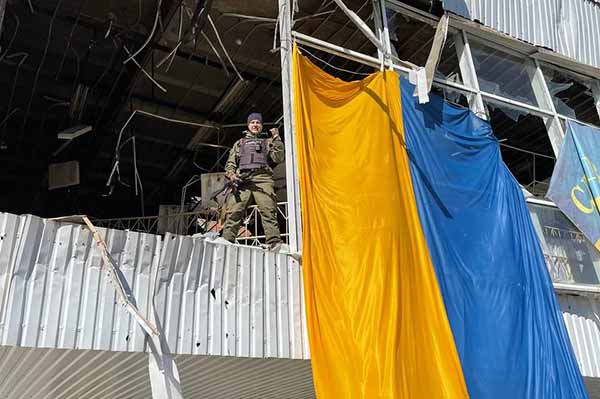 Над Макаровом підняли державний прапор України