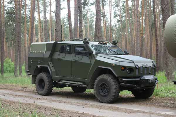 Українські бронеавтомобілі «Варта» та «Новатор»