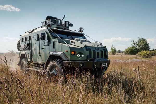 Українські бронеавтомобілі «Варта» та «Новатор»