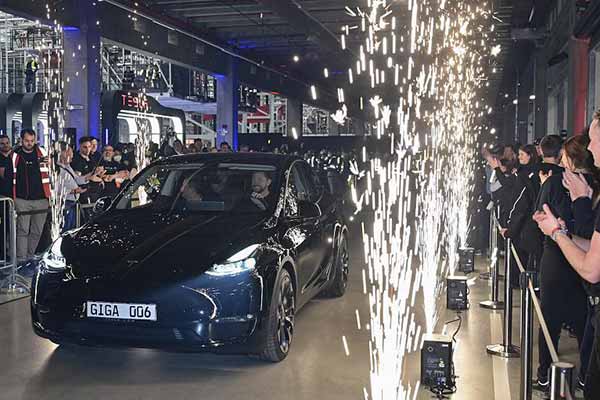 Ілон Маск відкрив нову берлінську "Гігафабрику" Tesla