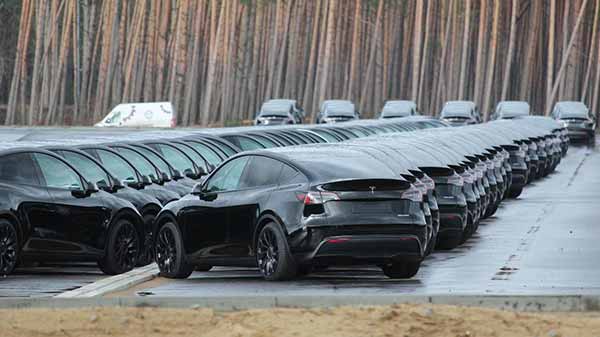 Ілон Маск відкрив нову берлінську "Гігафабрику" Tesla