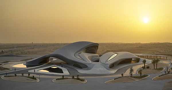 «Піщана дюна» Захи Хадід на сонячній енергії височить над пустелею