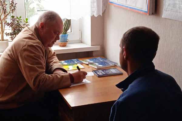 Волонтер пробації надає допомогу