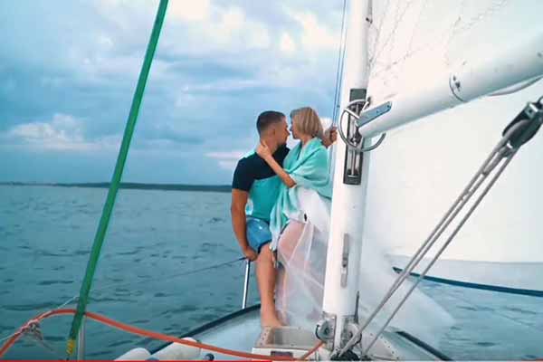 Романтична прогулянка на яхті