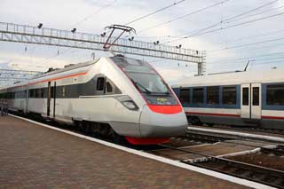  КВСЗ отправил в Киев двухсистемный скоростной электропоезд и дизель-поезд 