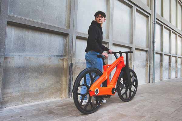 велосипед, який на 90% складається з переробленого пластикового сміття