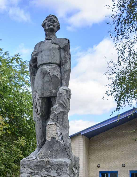 Колишній памятник Горькому у селі Крячківка Колишній памятник Горькому у селі Крячківка