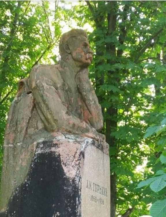 Колишній памятник Горькому у селі Левенцівка Колишній памятник Горькому у селі Левенцівка