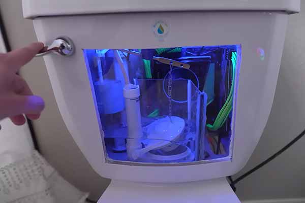 Блогер перетворив бачок унітазу на повнофункціональний геймерський ПК