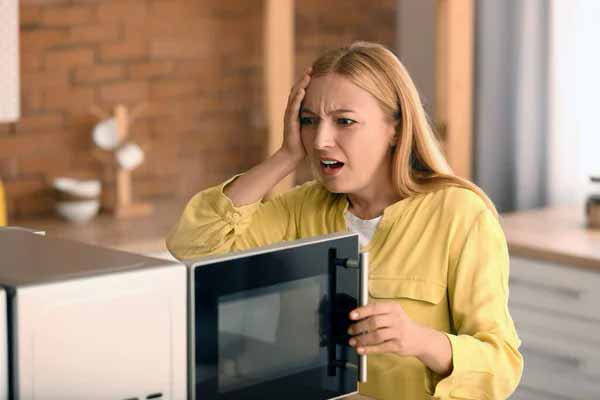 Удаление неприятных запахов из микроволновки Удаление неприятных запахов из микроволновки