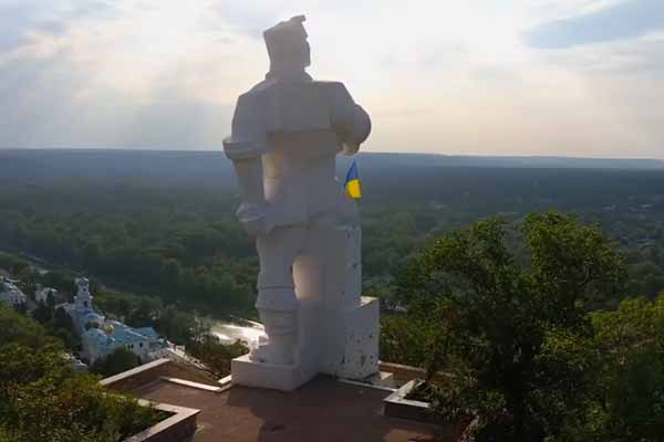 Над вищою точкою міста Святогірськ Донецької області замайорів прапор