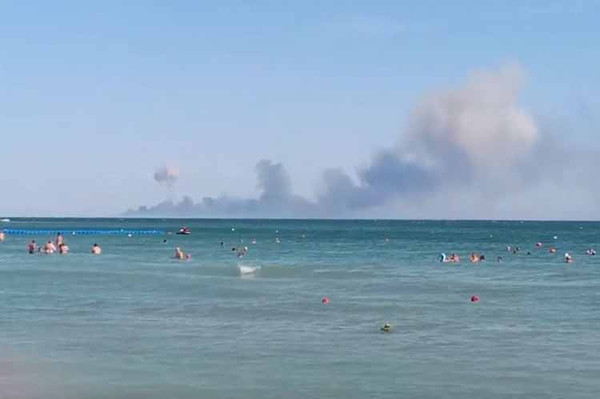 Сакський військовий аеродром, вид з пляжу в Євпаторії Сакський військовий аеродром, вид з пляжу в Євпаторії