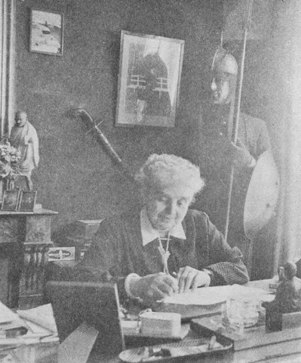 Єлизавета Мєшковська (Прокопович) у своєму кабінеті в Парижі, 1961 р.