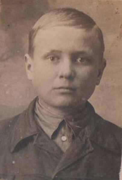 Миколка Савченко у дитинстві 8 квітня 1938 року