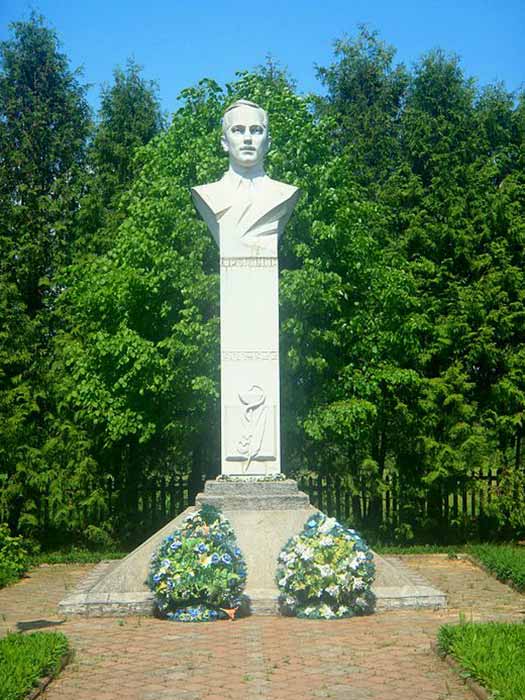 Памятник Юрію Липі в селі Іваники Яворівського району Львівської облас