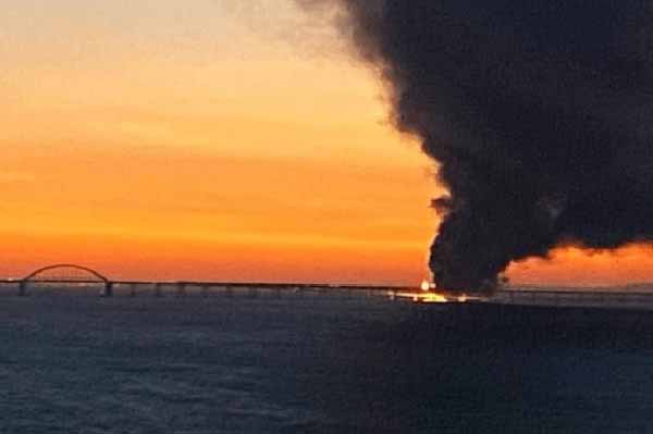 Сильна пожежа на Кримському мосту