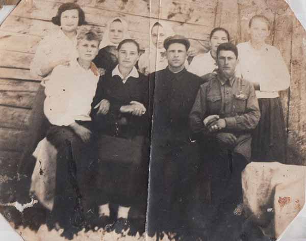 Зліва направо сидять – Микола Савченко, двоюрідна сестра К.Г. Савченко