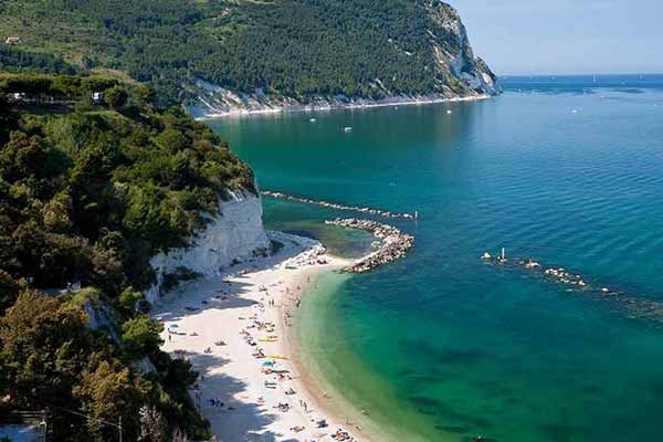 Регион Марке расположен в средней части Италии