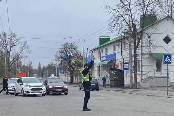 Нагадуємо керманичам основні сигнали регулювальника