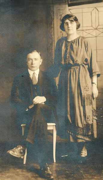 Павло Крат із дружиною; з оригіналу, публікується вперше