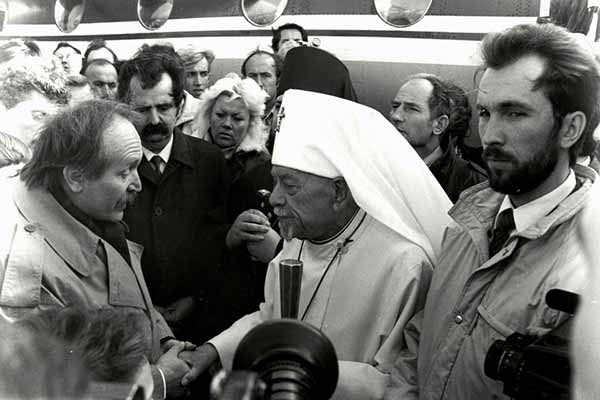 1990 рік Вячеслав Чорновіл зустрічає Патріарха у аеропорту