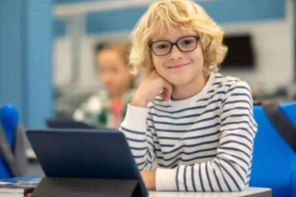 Уряд Кореї передав школярам 6 тисяч планшетів