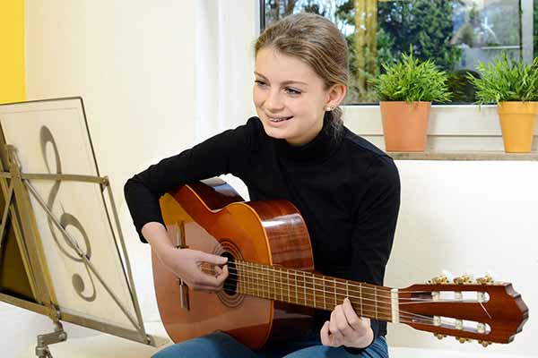 Уроки гитары Минск, научиться играть на гитаре