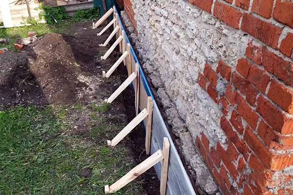 по периметру фундаменту виставляється опалубка