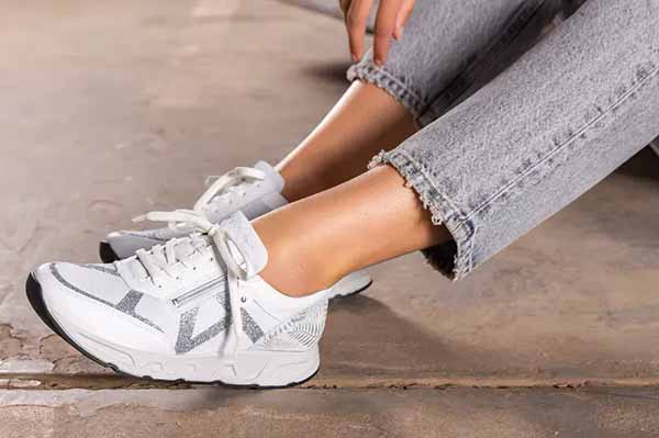 спортивные кроссовки женственного дизайна