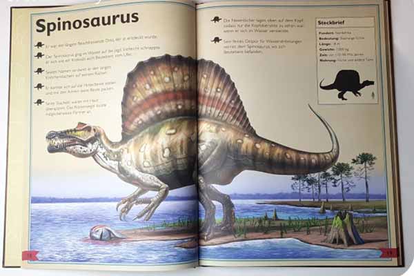 «Гигантская книга динозавров»